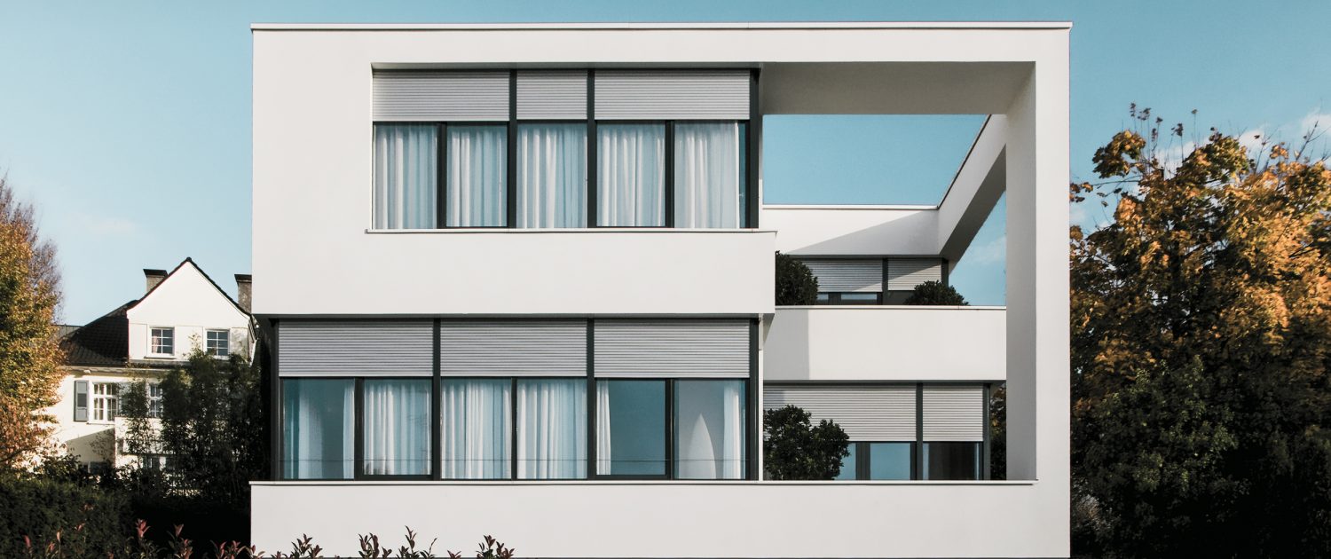 Haus mit ROMA Rollladen 1 1500x630 - Fenster